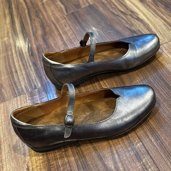 Taos Footwear Women's Pewter Mary Jane Flats - Picture 6 of 8